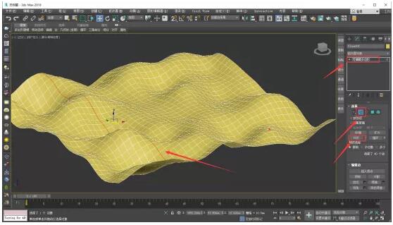 5、进入可编辑多边形的边层级，双击选中其中的一条边